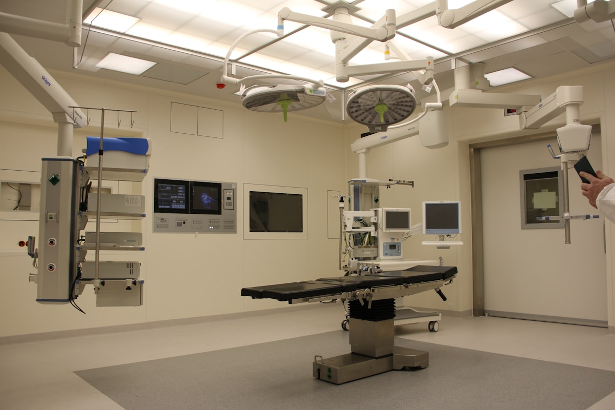 Sala de imagenología con equipo de rayos X